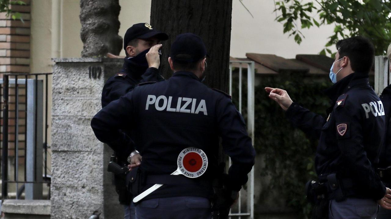 Poliziotti al lavoro a Livorno (foto Marzi)