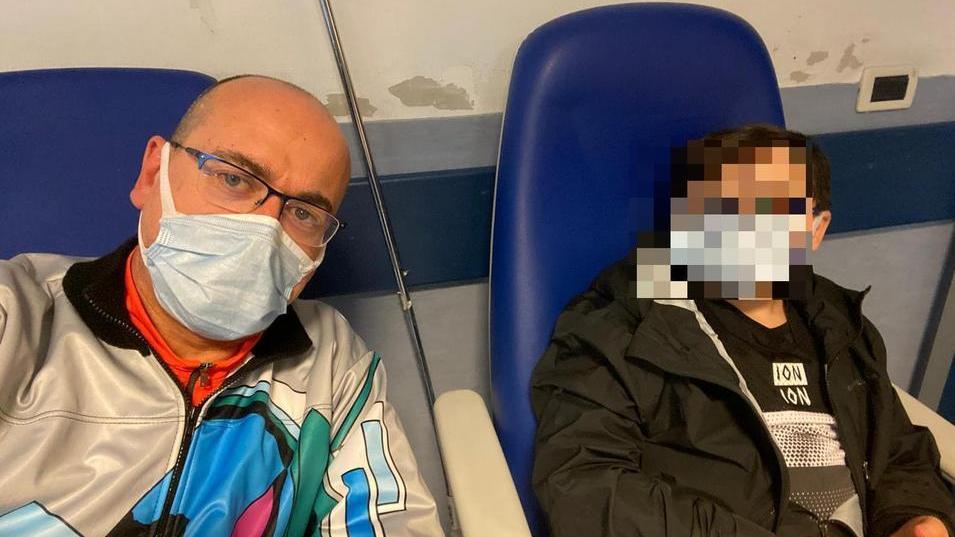 Massimo Massaini col figlio di 11 anni al pronto soccorso di Livorno (foto concessa dalla famiglia)