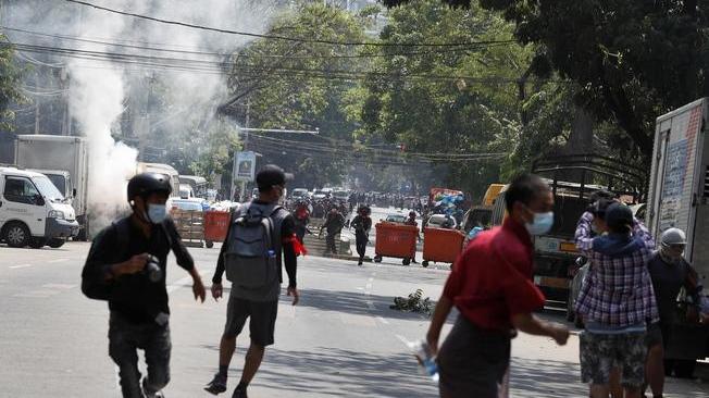 Birmania, manifestante uccisa a colpi d'arma da fuoco