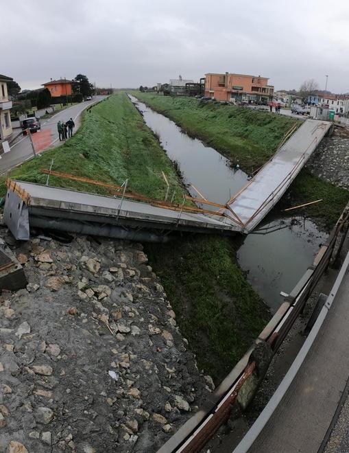 La passerella pedonale in costruzione crollata a Ponticelli (foto Franco Silvi)