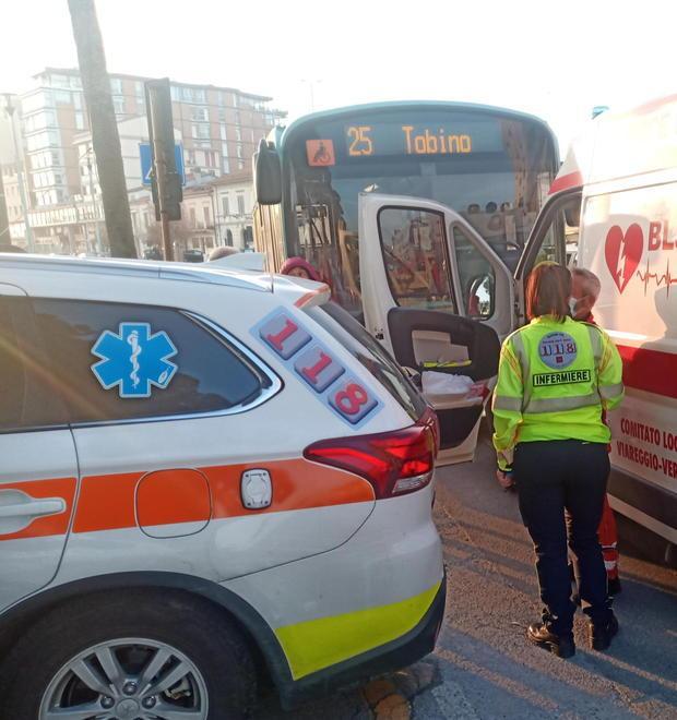 Autista di bus aggredito accusa un malore 