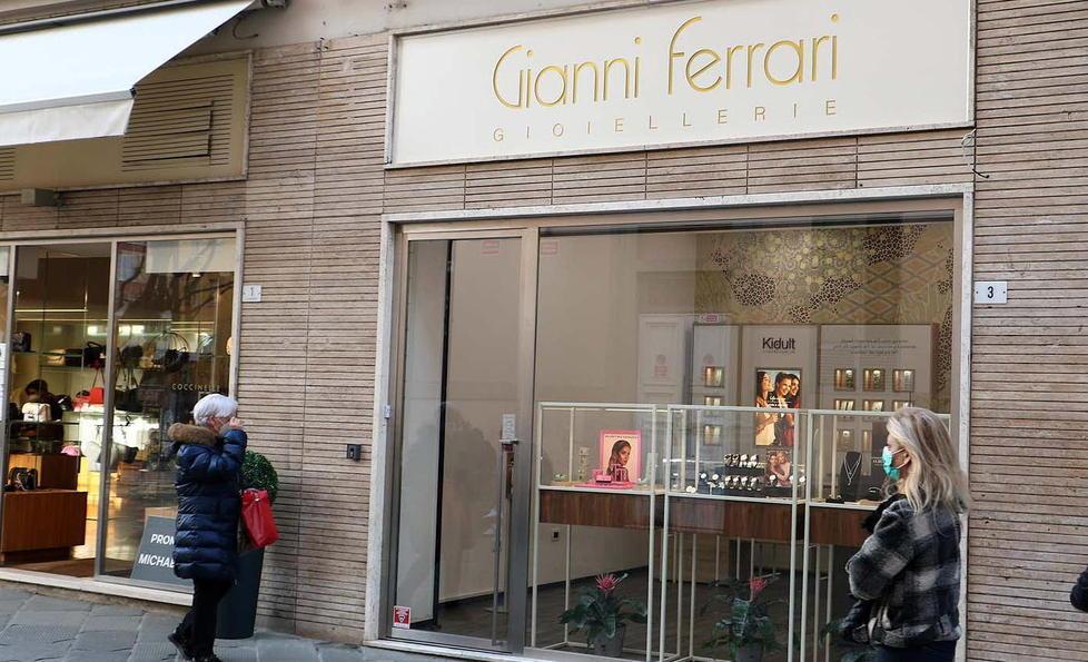 Commercio in crisi, ma la gioielleria Ferrari lancia la sua sfida e raddoppia 