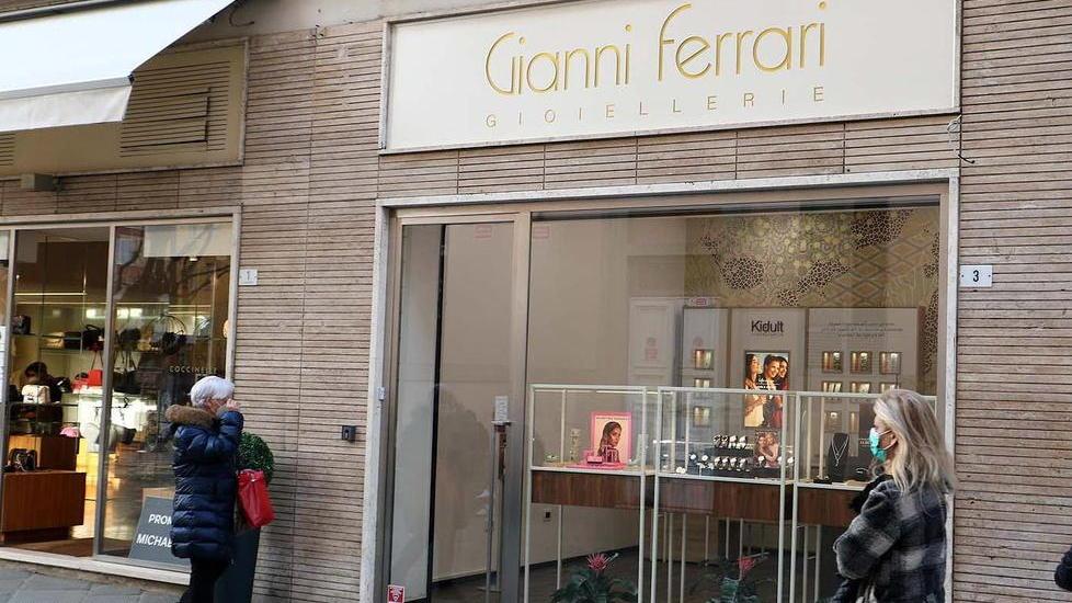 Commercio in crisi, ma la gioielleria Ferrari lancia la sua sfida e raddoppia