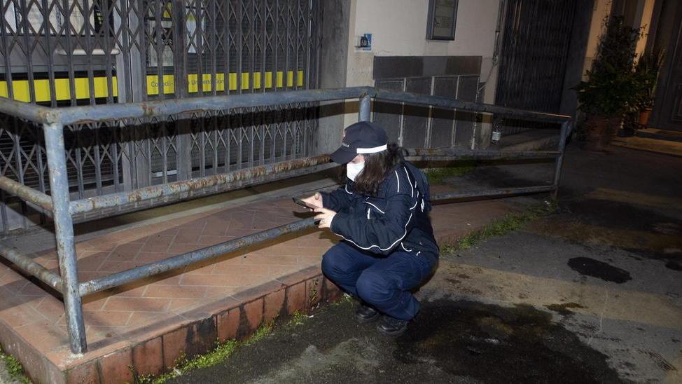 Una vigilessa nel punto in cui lo scooter è finito contro la rampa di accesso alle Poste (Foto Nucci)
