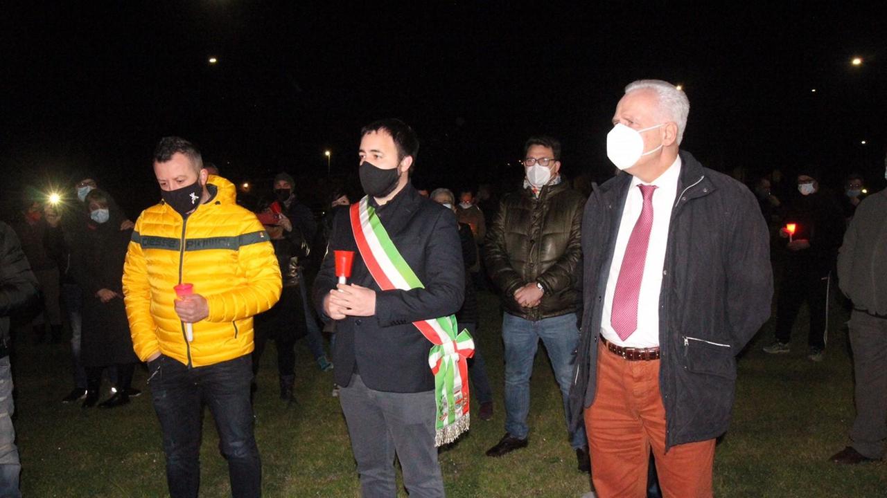 Un amico di Cecchi, il sindaco Prestanti e il presidente Giani (foto Batavia)