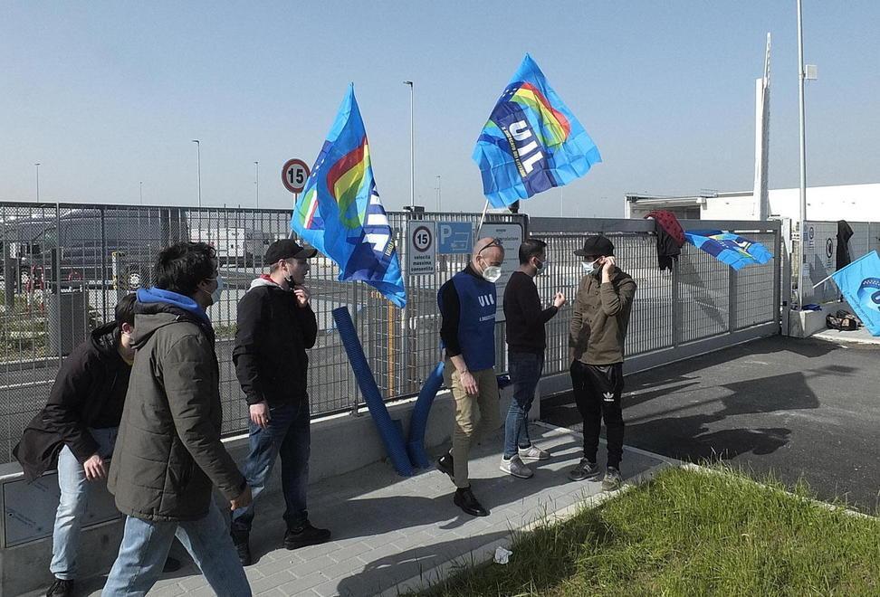 Amazon, la protesta dei lavoratori continua «Avanti a oltranza» 