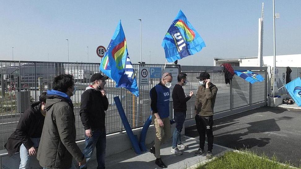 Amazon, la protesta dei lavoratori continua «Avanti a oltranza»