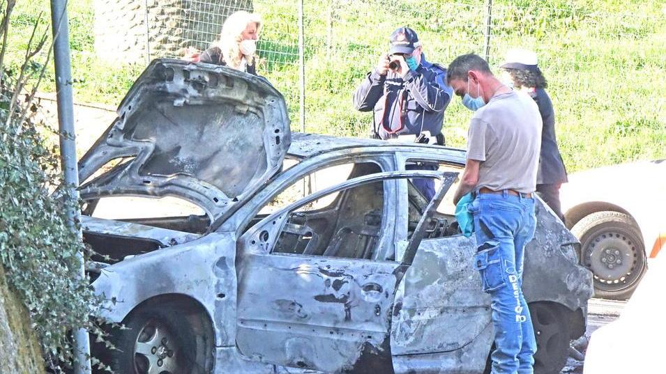 Pensionato estratto dall’auto in fiamme da una coppia di volontari: gravissimo