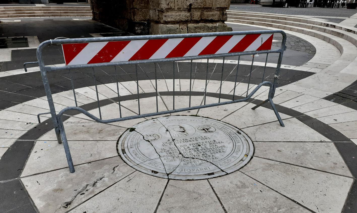 Una lastra storica in frantumi