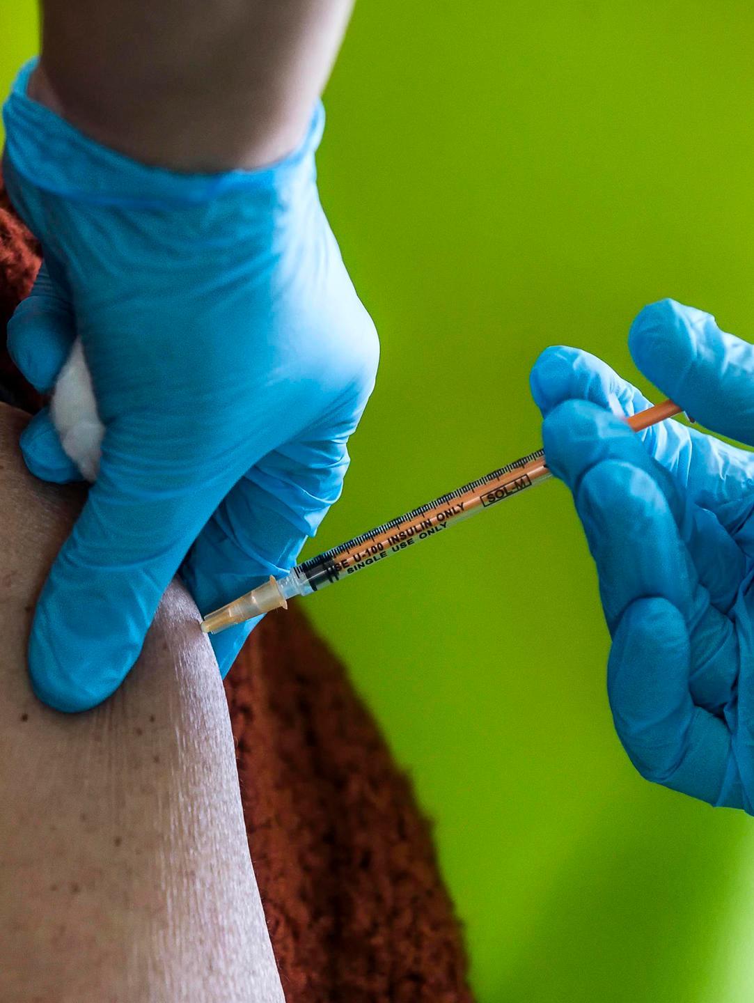 Da lunedì via alle vaccinazioni per gli 80enni e i più anziani 