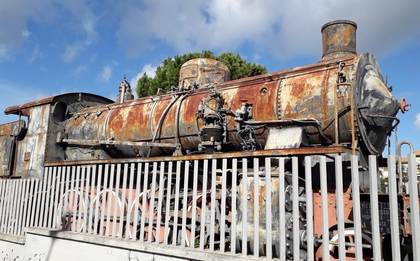 Sassari, la locomotiva simbolo di Latte Dolce è minata dalla ruggine 