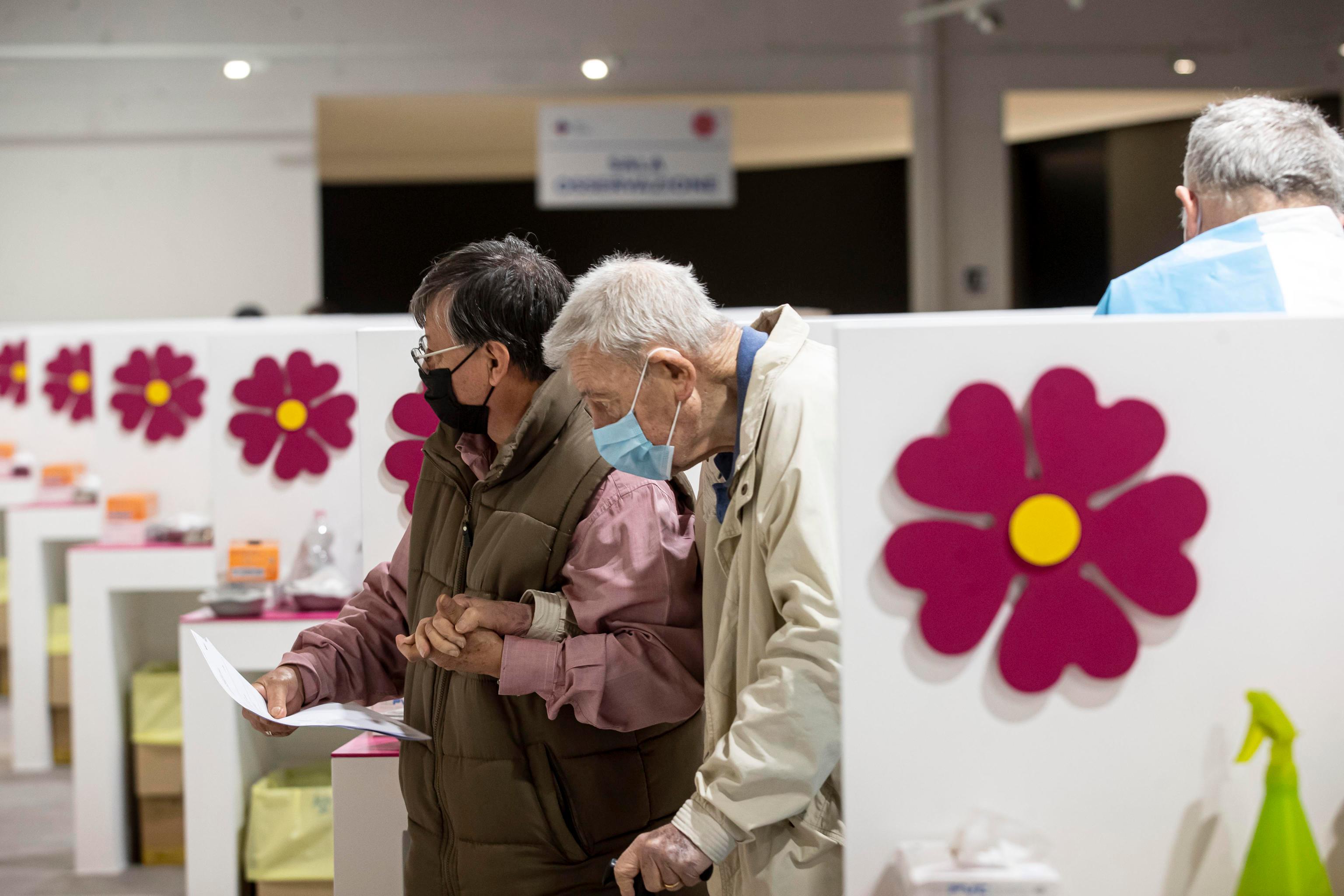 Ottocentomila toscani fragili vanno vaccinati prima degli altri 