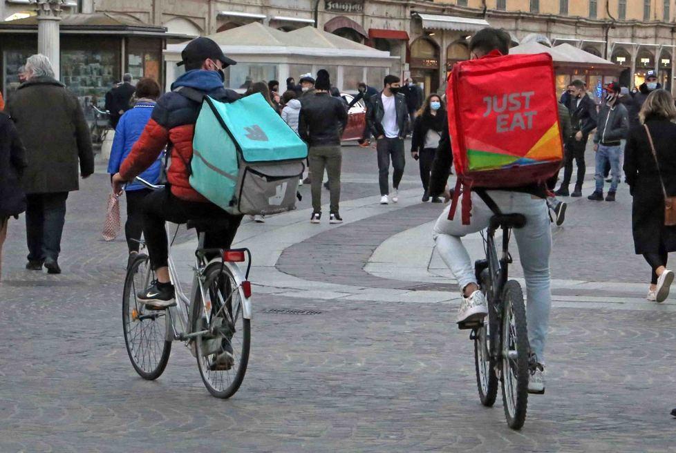 Obbligo assunzione? I rider di Ferrara sono divisi: «Meglio paghe più alte»