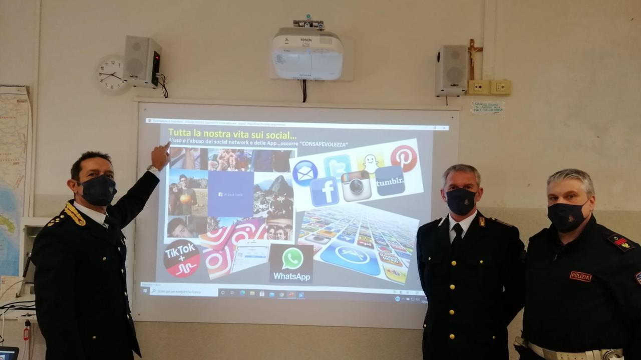 Bullismo, cyberbullismo, devianza minorile: gli esperti della polizia a confronto con gli studenti di Ferrara