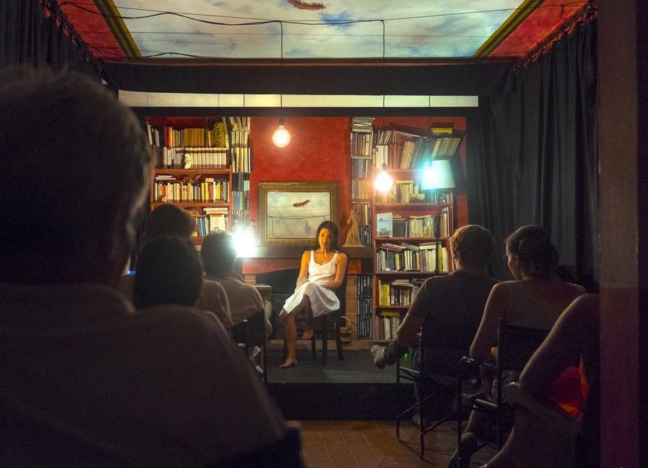 L’idea di un’artista: «Nel salotto della mia casa ora c’è un piccolo teatro» 