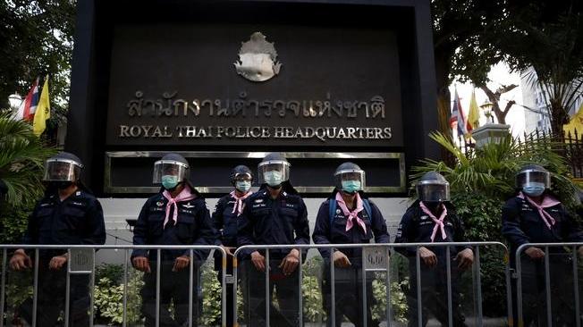 Thailandia: Bangkok, scontri alle proteste pro-democrazia