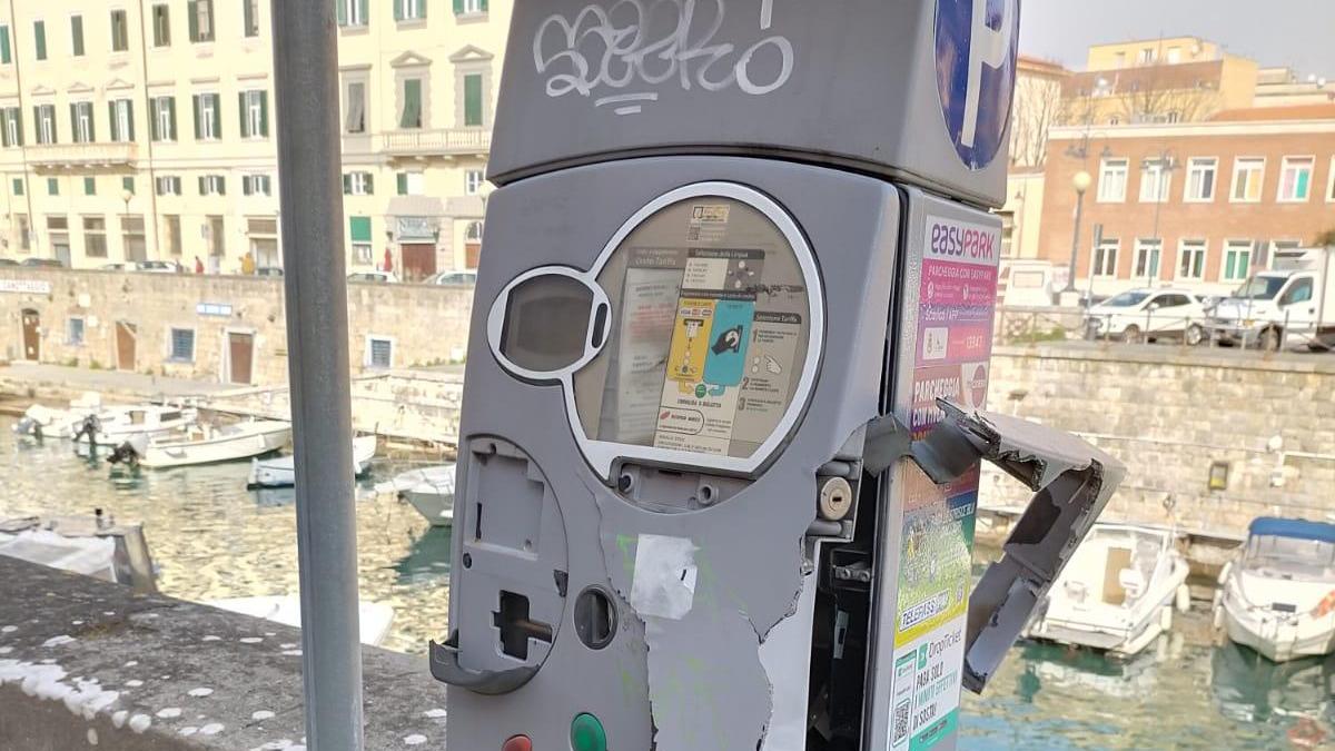Una bomba carta nella gettoniera: così hanno fatto esplodere tre parcometri a Livorno
