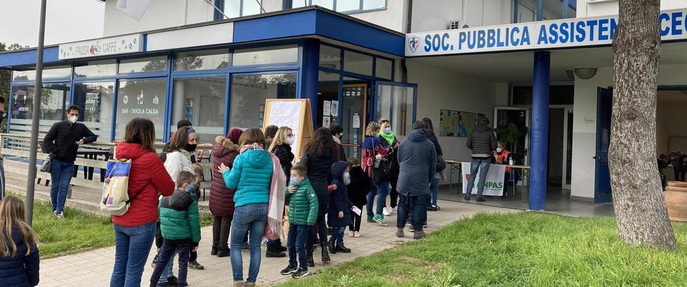 In fila per mano a mamma e babbo: tampone per 118 bimbi della scuola Marconi di Cecina