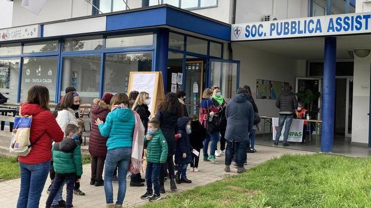 In fila per mano a mamma e babbo: tampone per 118 bimbi della scuola Marconi di Cecina