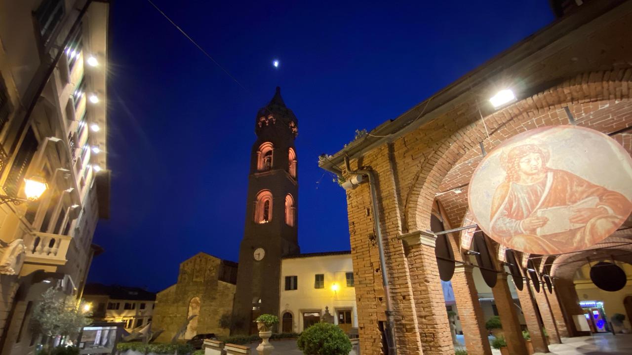 Il centro storico di Peccioli con il campanile moresco (foto Franco Silvi)