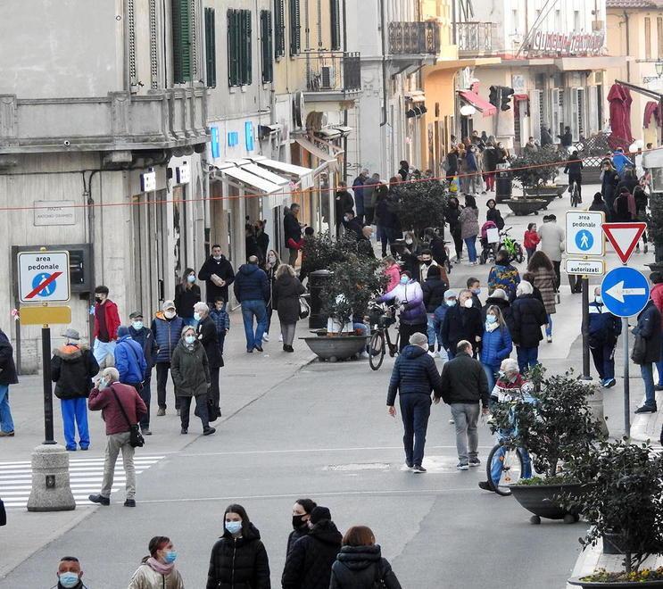 Sbaracco in tinta arancio e clienti col contagocce ma il più classico dei saldi resiste dentro i negozi 
