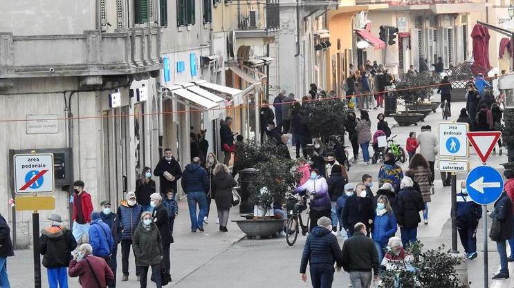 Sbaracco in tinta arancio e clienti col contagocce ma il più classico dei saldi resiste dentro i negozi
