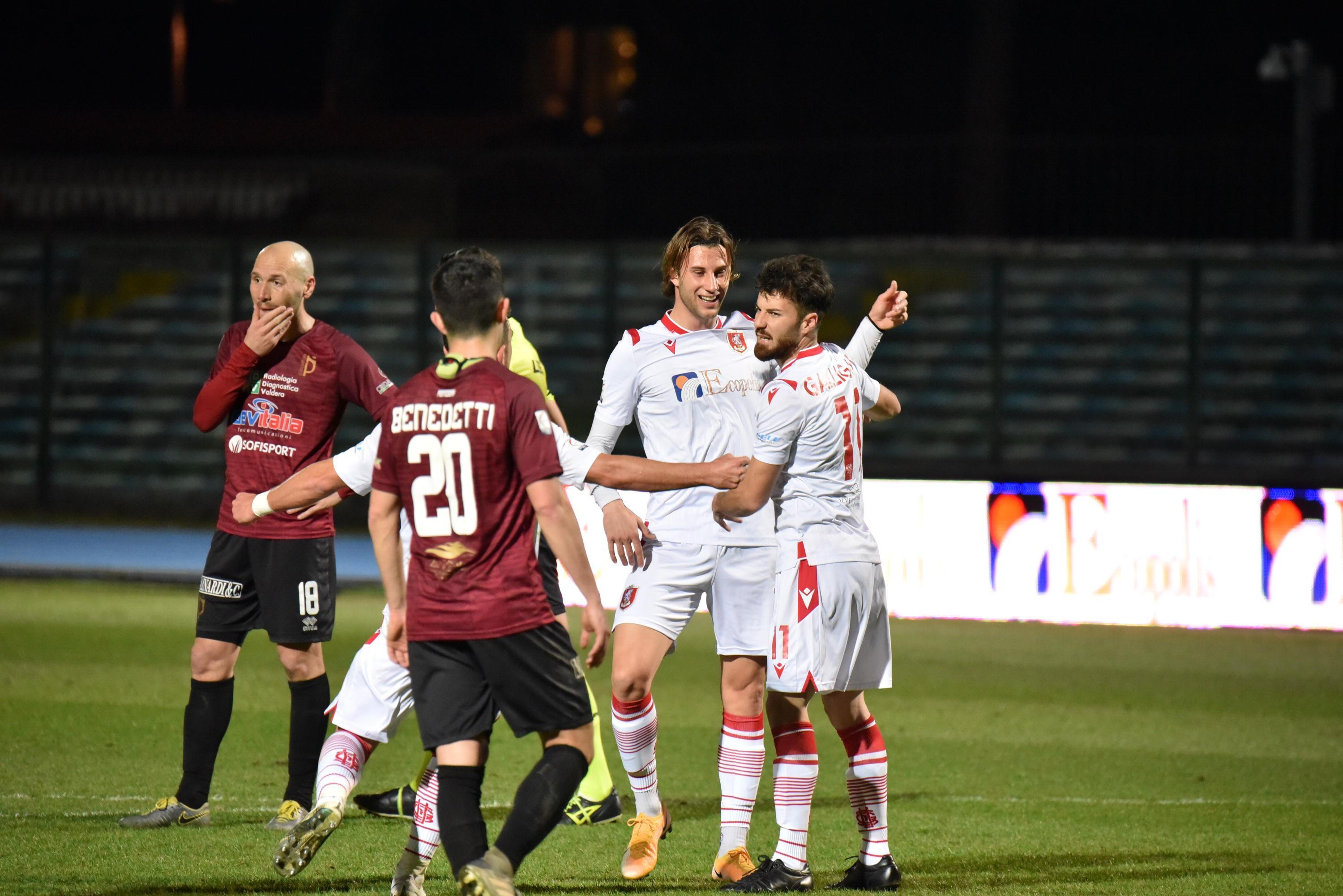 La gioia dei giocatori del Grosseto dopo aver messo a segno uno dei tre gol con cui hanno superato il Pontedera