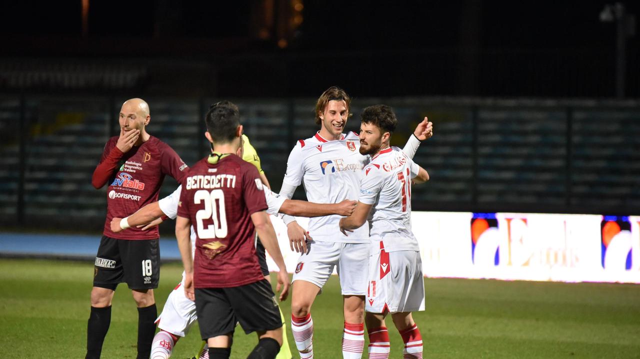 La gioia dei giocatori del Grosseto dopo aver messo a segno uno dei tre gol con cui hanno superato il Pontedera
