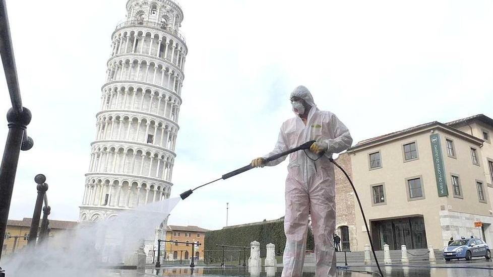 La sanificazione di Piazza dei Miracoli lo scorso mese di marzo, il giorno successivo al primo lockdown, diventata simbolo mondiale dell’emergenza (foto fabio Muzzi)