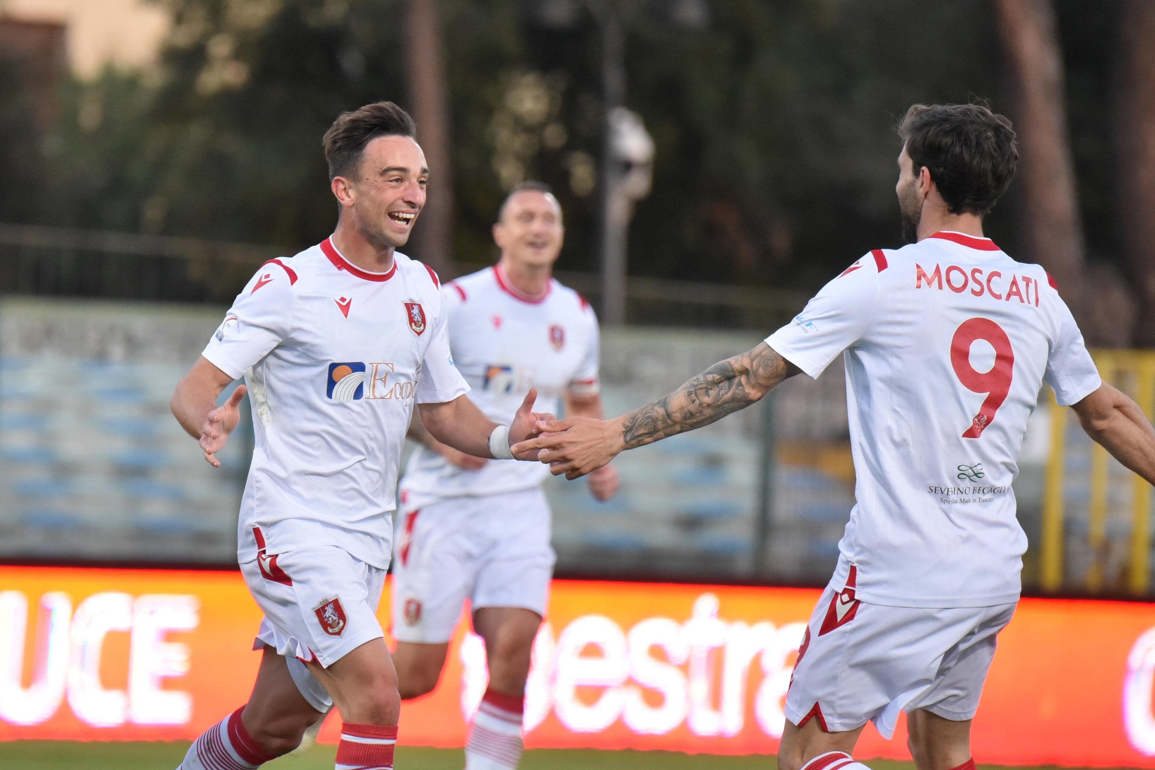 Alessandro Raimo festeggiato dopo il gol dell'1-0 (foto Agenzia Bf)