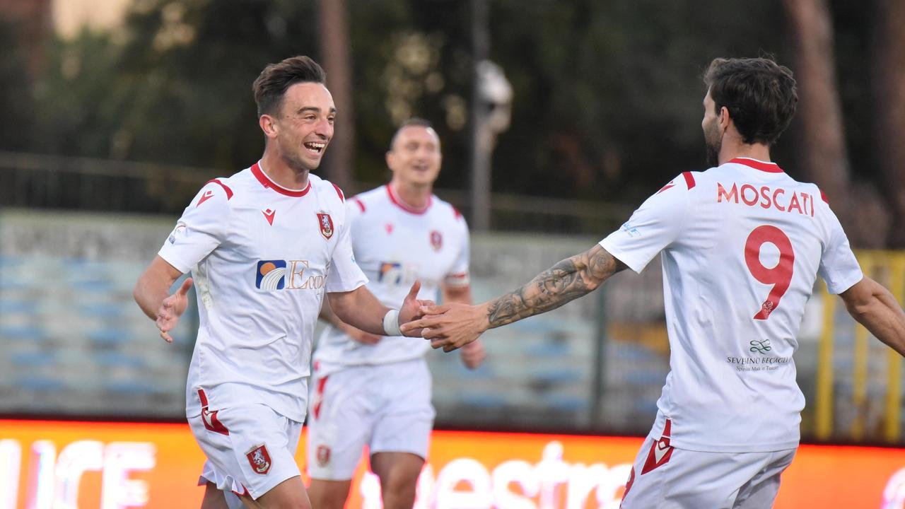Alessandro Raimo festeggiato dopo il gol dell'1-0 (foto Agenzia Bf)
