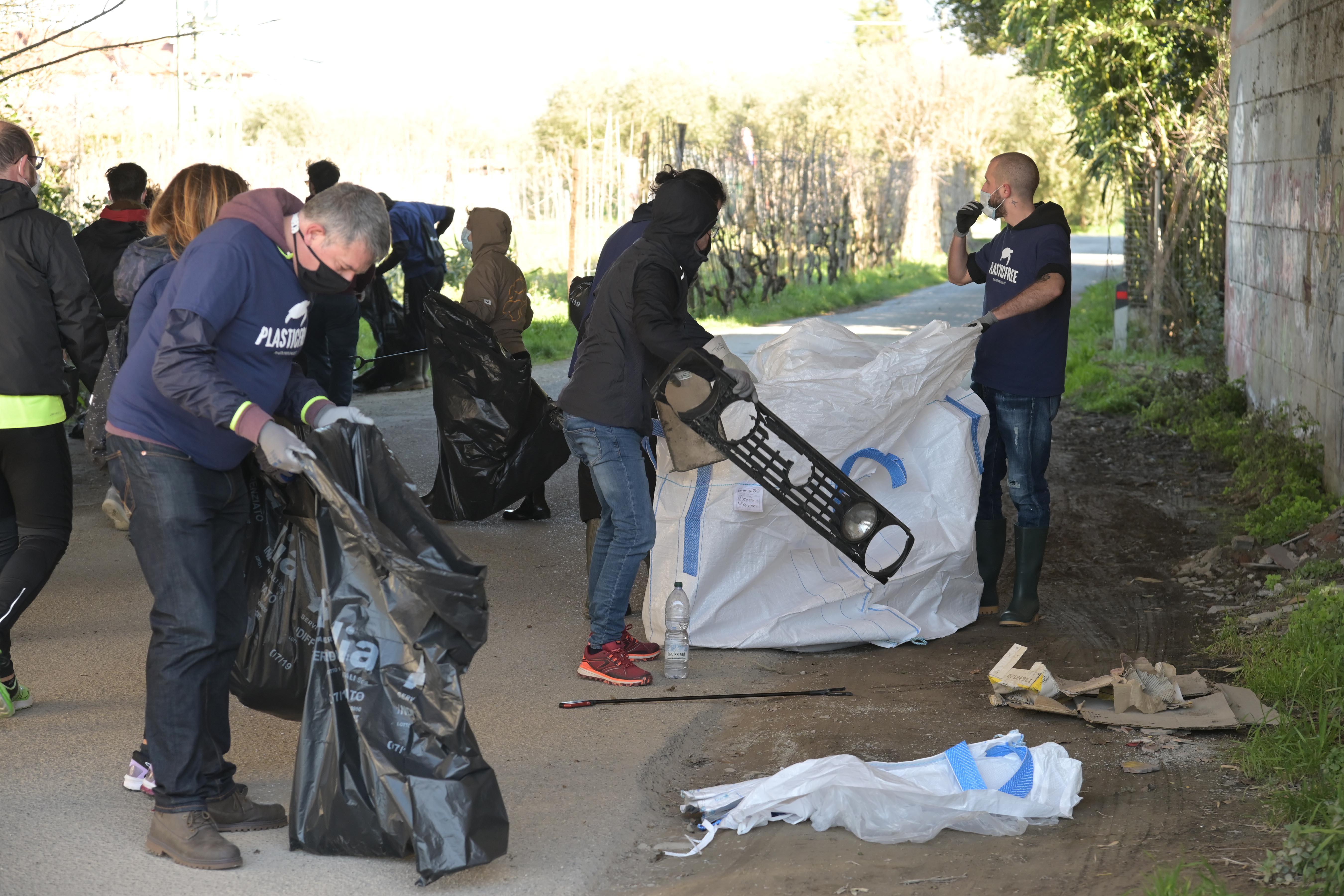 I volontari di "Plastic Free" in azione a Ponzano (foto Carlo Sestini)
