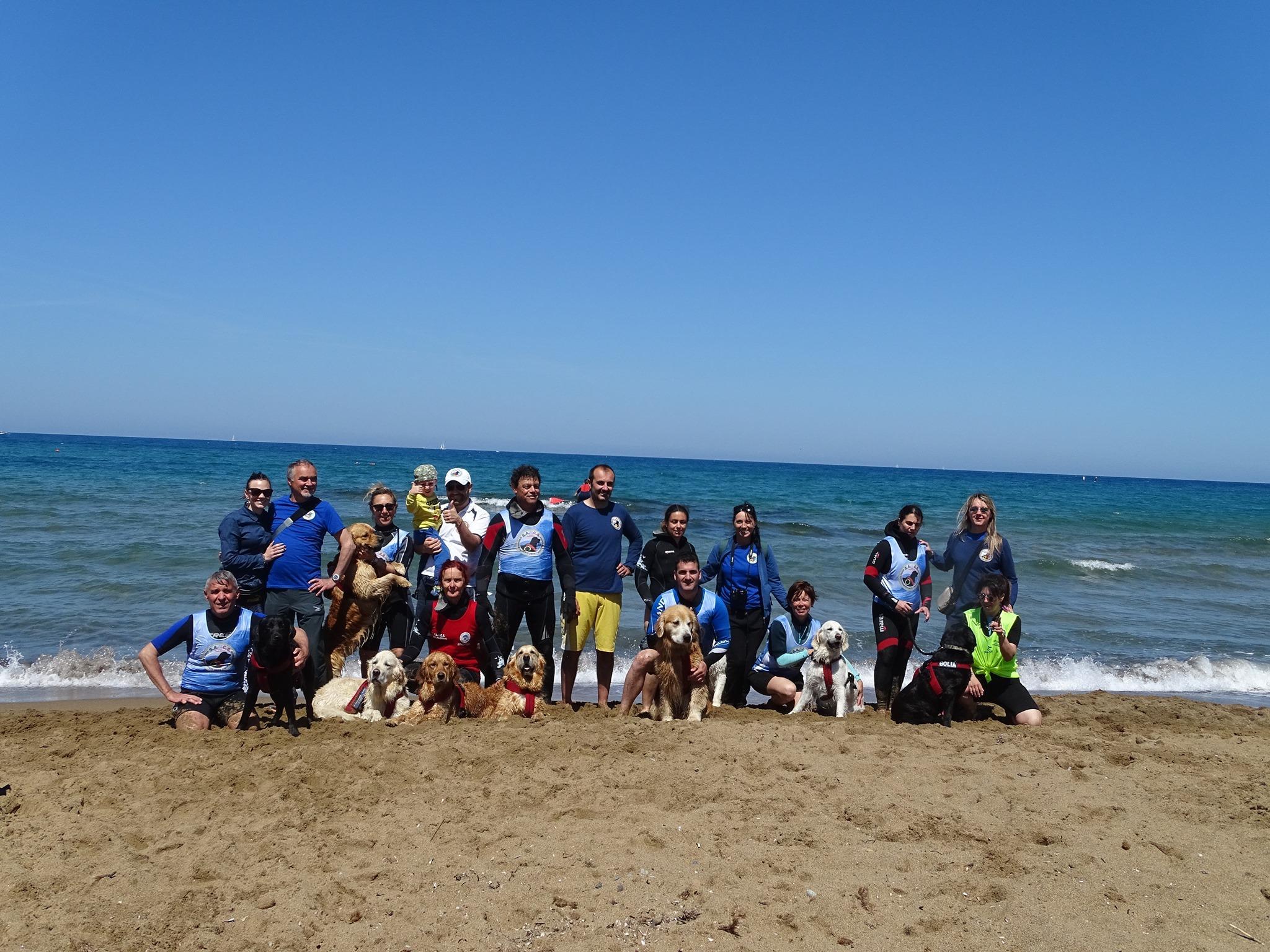 Foto ricordo da Facebook dopo una dimostrazione del binomio cane-conduttore a Baratti