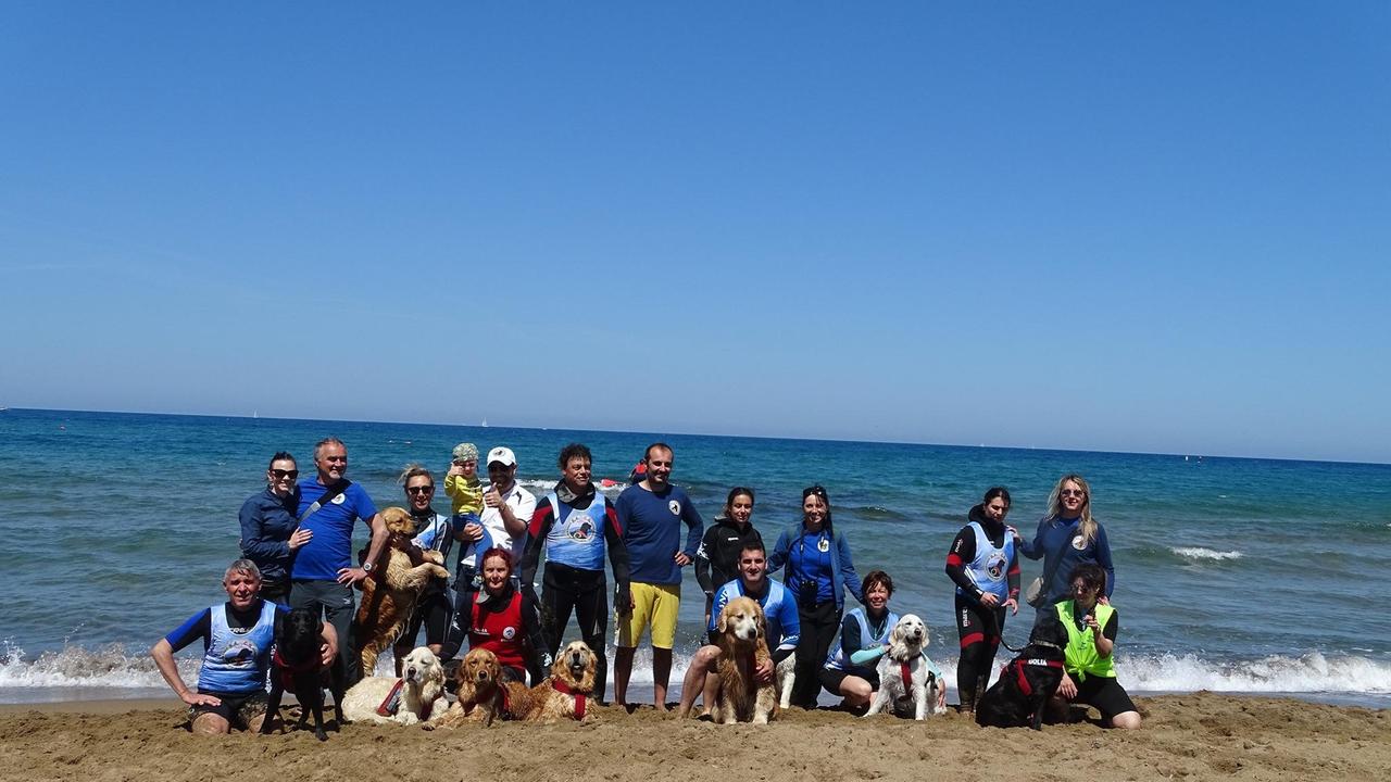 Foto ricordo da Facebook dopo una dimostrazione del binomio cane-conduttore a Baratti