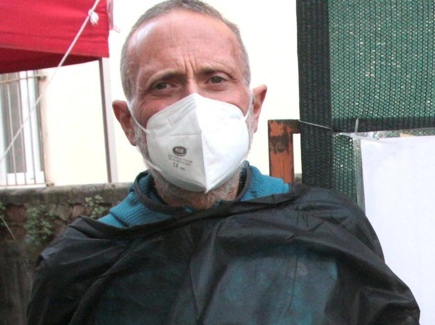 Il farmacista: «C’è più paura e ci chiedono tamponi ai neonati»