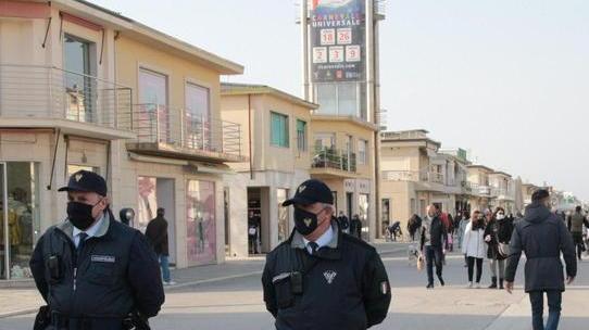 Pomeriggio di maxi assembramenti I carabinieri multano due ragazzi