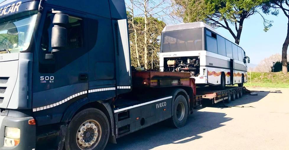 Rimosso il pullman abbandonato