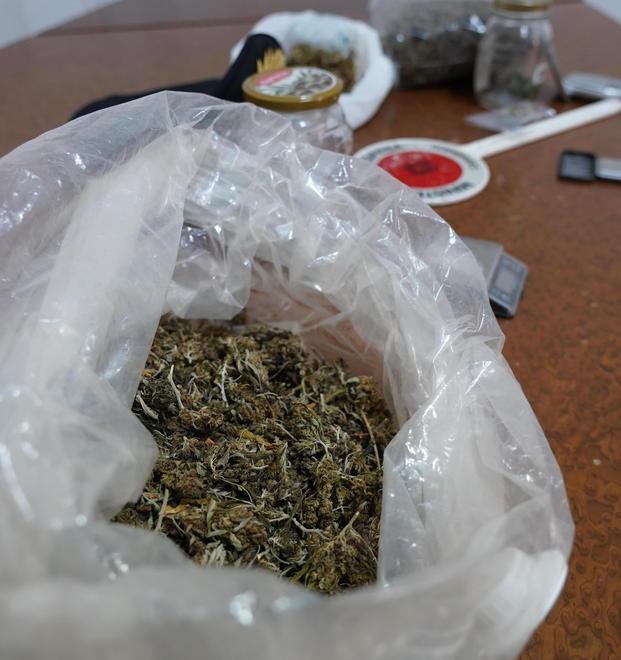 Chiamano i pompieri per la casa allagata e spunta la marijuana 