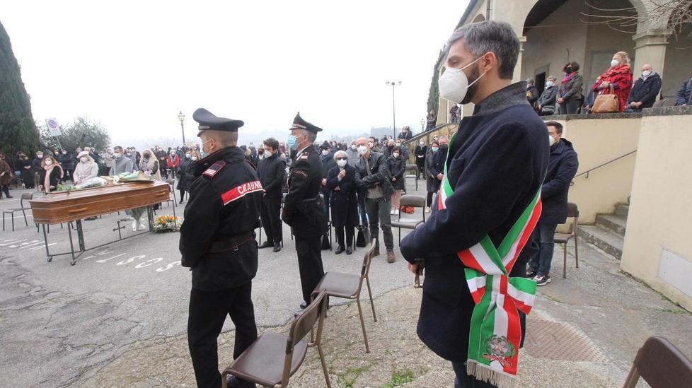 L’addio di Poggio a Stefano col gonfalone del Comune 