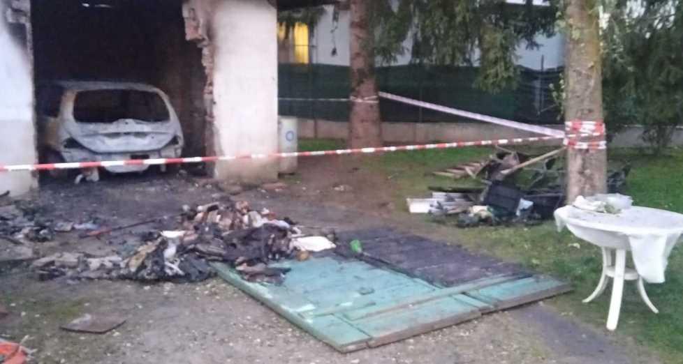 In fiamme un’auto nel garage la scintilla parte dalla batteria 
