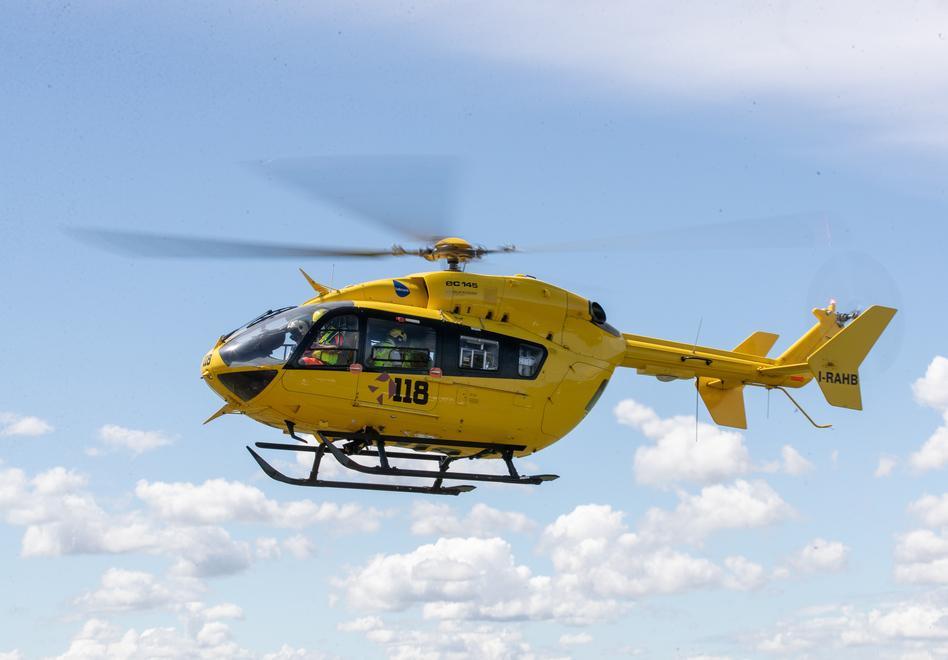 Resta ferito nel bosco mentre fa legna Soccorso con l’elicottero