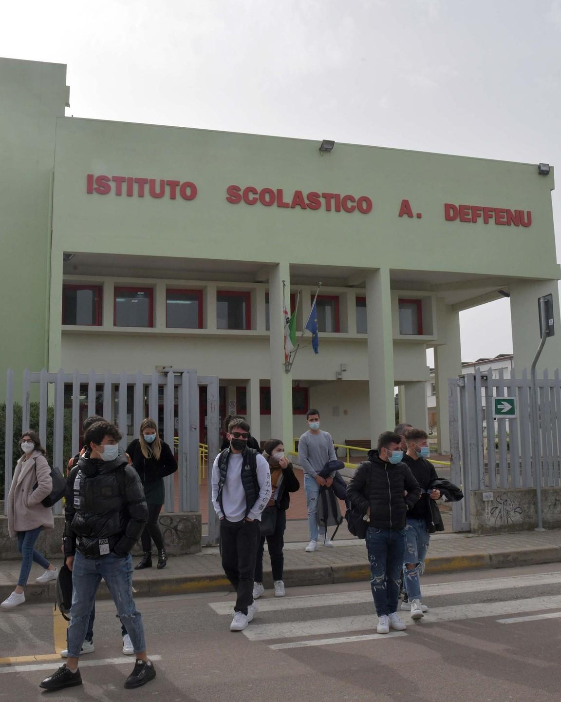 Tecnico Deffenu, pendolari di San Teodoro in dad: è polemica