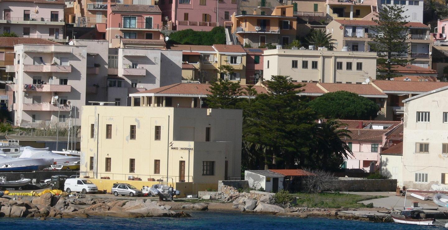 Sede che cade a pezzi e dipendenti a casa: è scontro nel Parco 