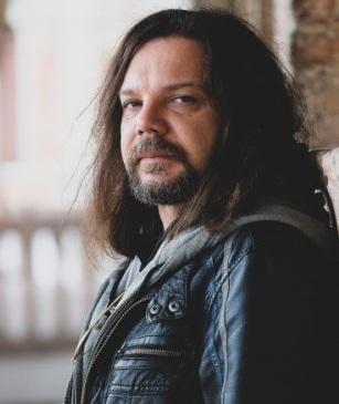 Matteo Strukul: «Trasformo l’arte in avventura»