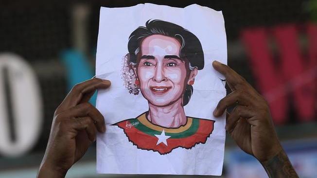 San Suu Kyi al processo in collegamento video, 'sta bene'