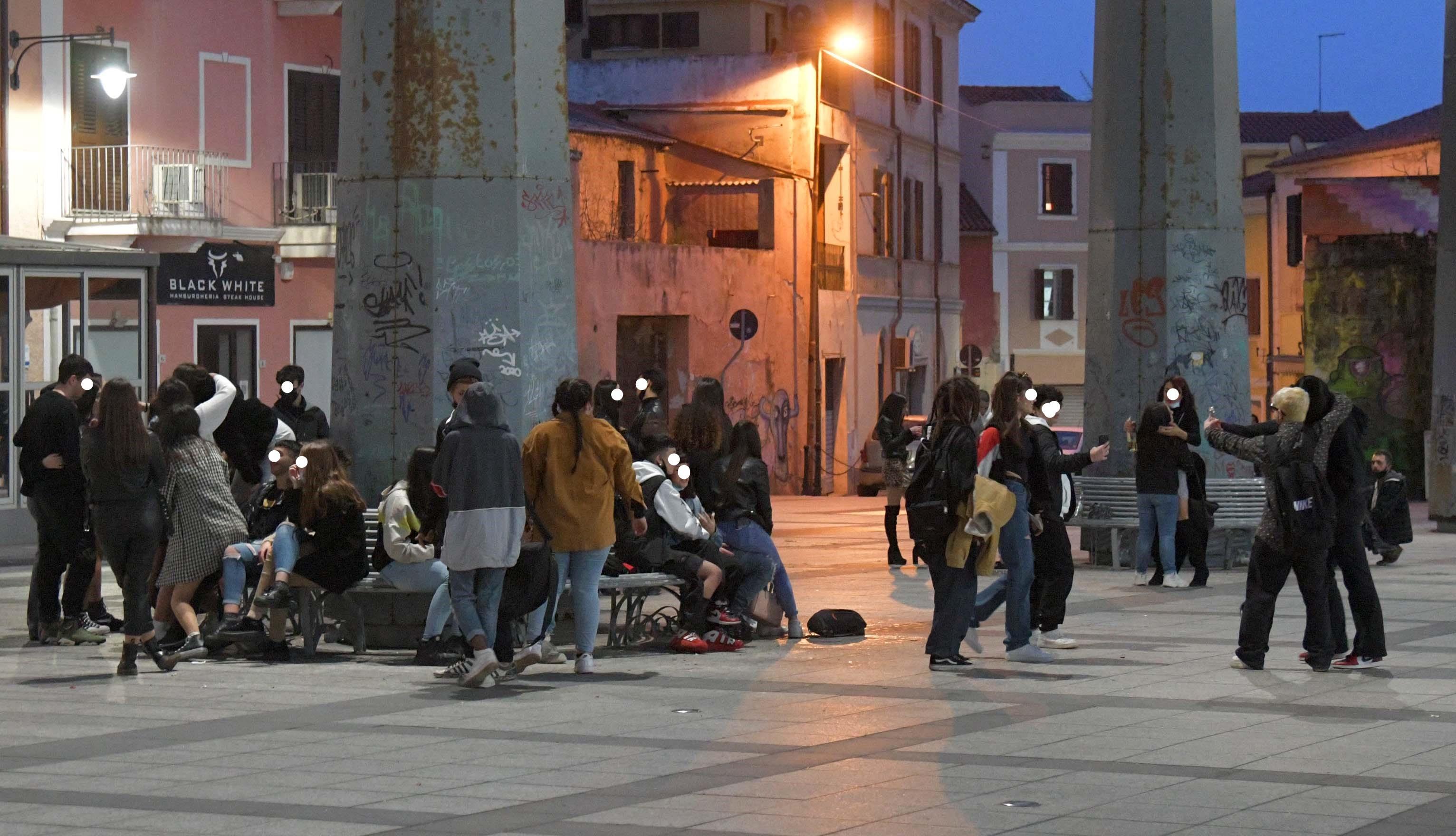 Olbia, bottiglie di alcol e niente mascherina: sabato senza regole per centinaia di ragazzini 