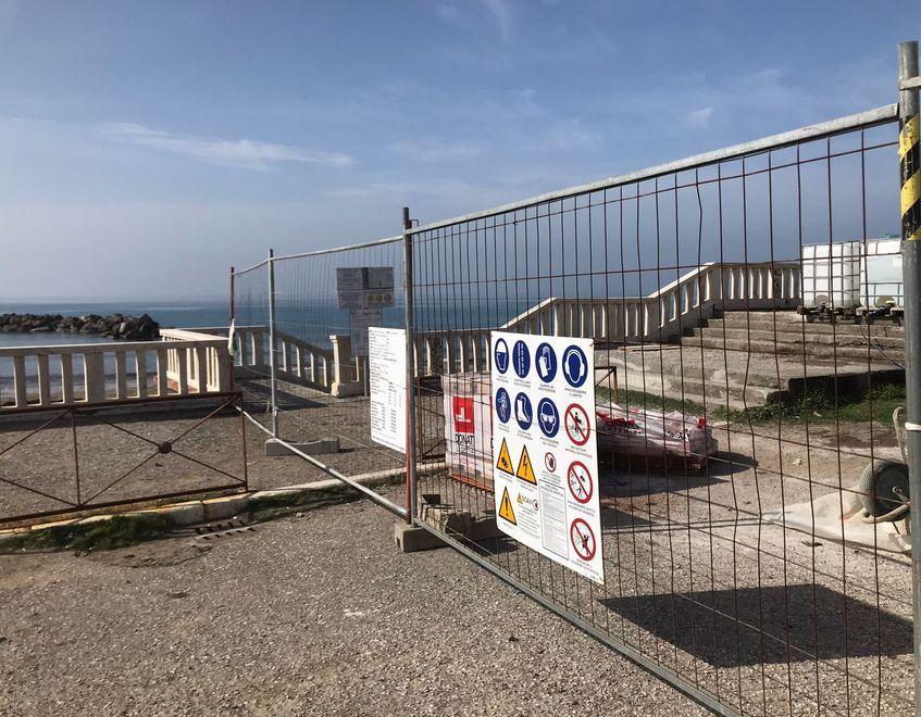 A Rosignano cantieri aperti sul lungomare Colombo: ecco come sarò ricostruita la terrazza che frana 
