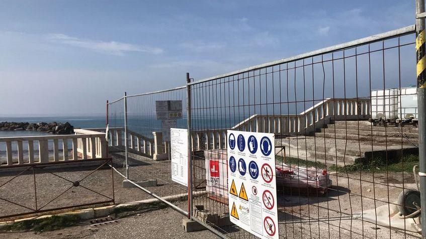 A Rosignano cantieri aperti sul lungomare Colombo: ecco come sarò ricostruita la terrazza che frana