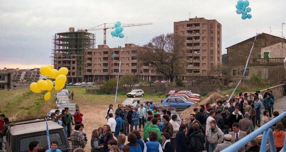 un momento del pomeriggio dell’inaugurazione del locale, a San Quirico c’è già la scuola media ma i palazzi sono ancora in costruzione