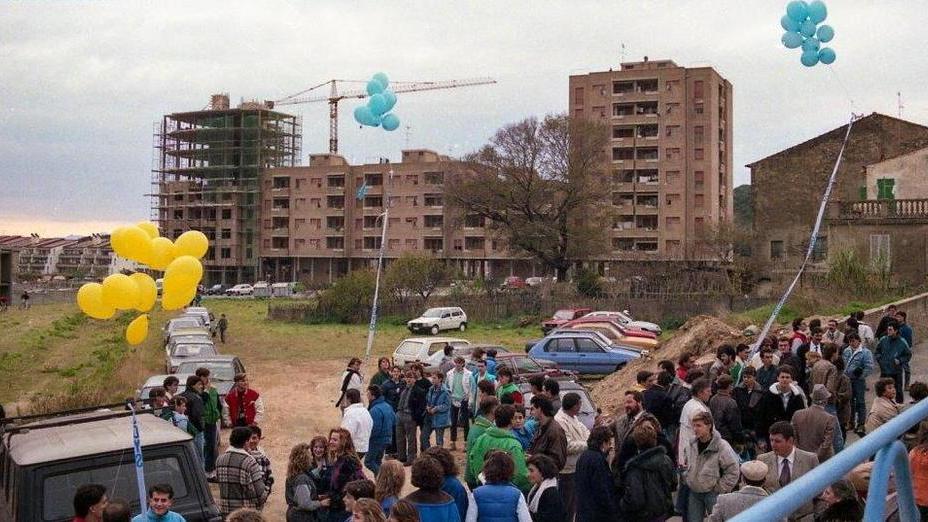 un momento del pomeriggio dell’inaugurazione del locale, a San Quirico c’è già la scuola media ma i palazzi sono ancora in costruzione